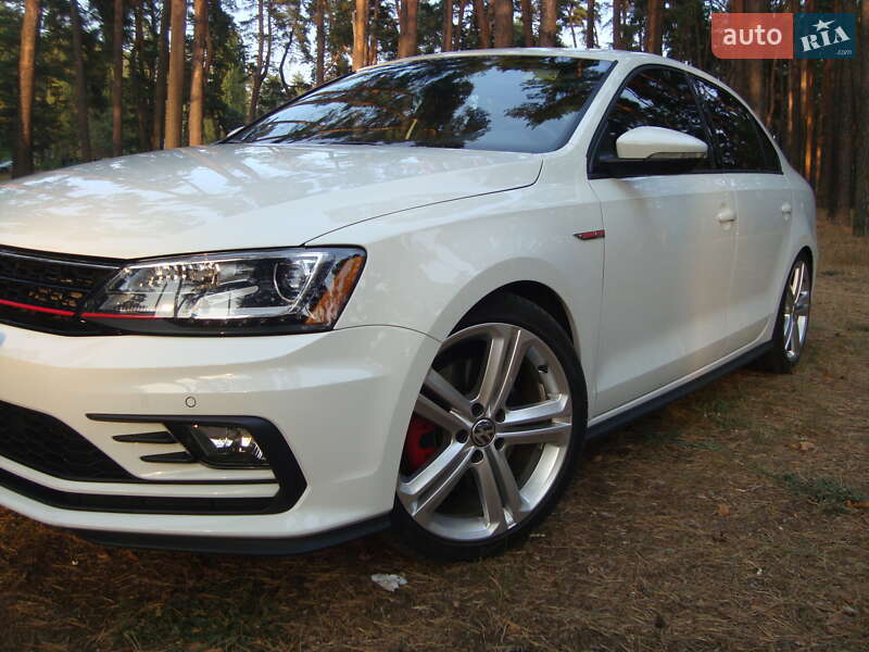Седан Volkswagen Jetta 2016 в 