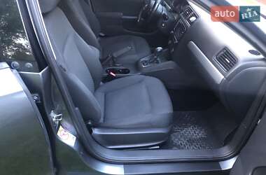 Седан Volkswagen Jetta 2012 в 