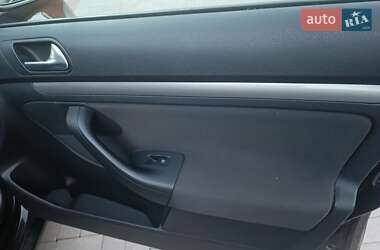 Седан Volkswagen Jetta 2010 в 