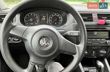 Седан Volkswagen Jetta 2012 в 