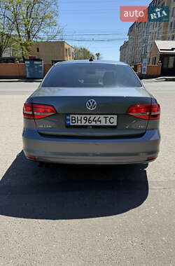 Седан Volkswagen Jetta 2015 в 