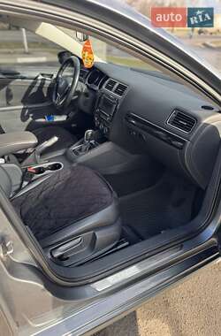 Седан Volkswagen Jetta 2015 в 