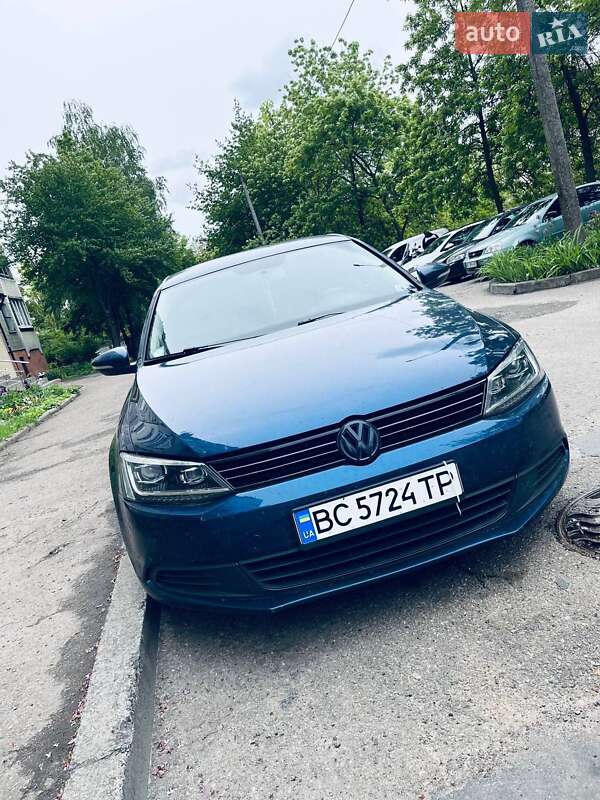 Седан Volkswagen Jetta 2013 в Львові