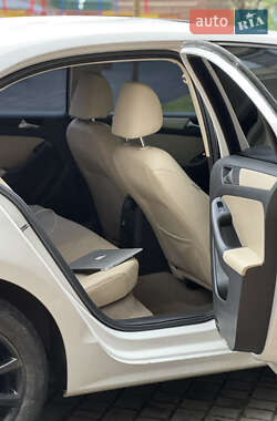 Седан Volkswagen Jetta 2012 в 