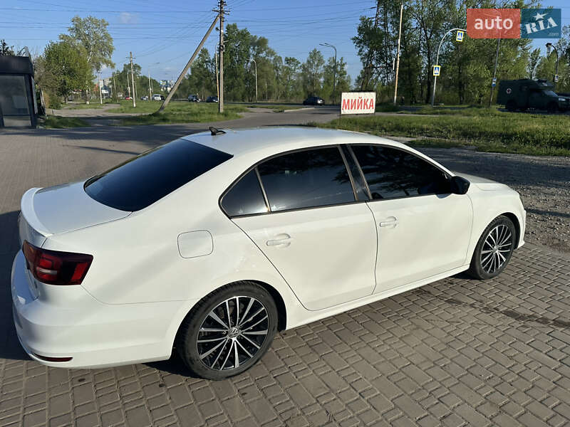 Седан Volkswagen Jetta 2015 в Павлограді