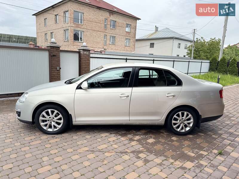 Седан Volkswagen Jetta 2010 в Черновцах