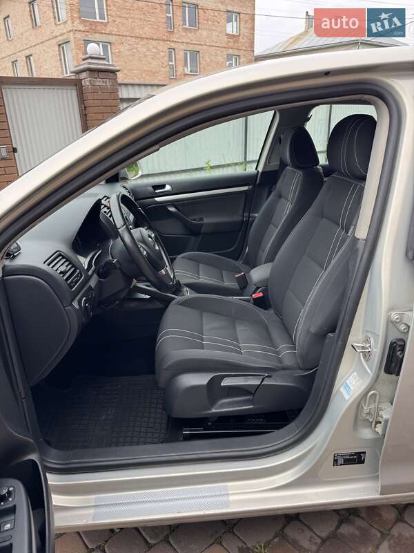 Седан Volkswagen Jetta 2010 в Черновцах