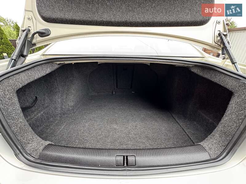 Седан Volkswagen Jetta 2010 в Черновцах