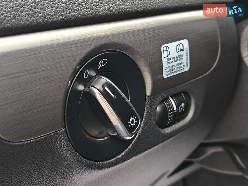 Седан Volkswagen Jetta 2013 в Львові