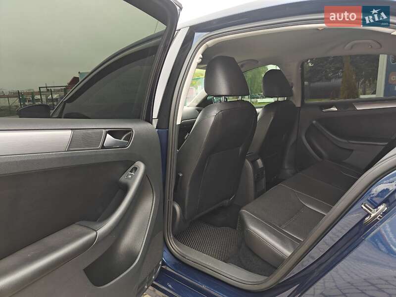 Седан Volkswagen Jetta 2013 в Львові