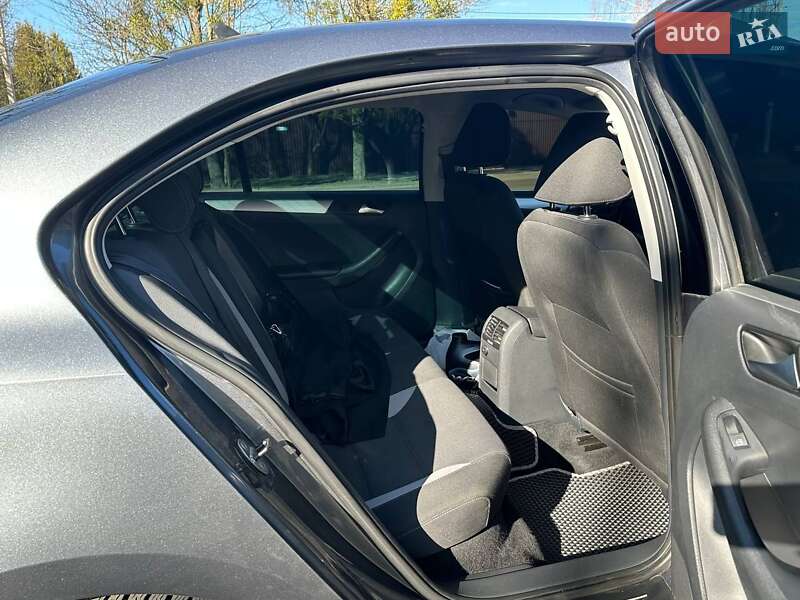 Седан Volkswagen Jetta 2013 в Житомире