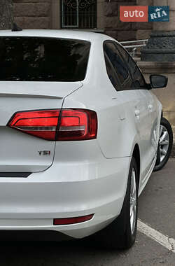 Седан Volkswagen Jetta 2015 в 