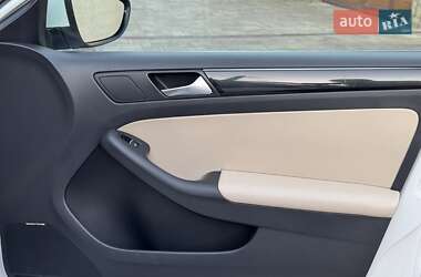 Седан Volkswagen Jetta 2016 в 
