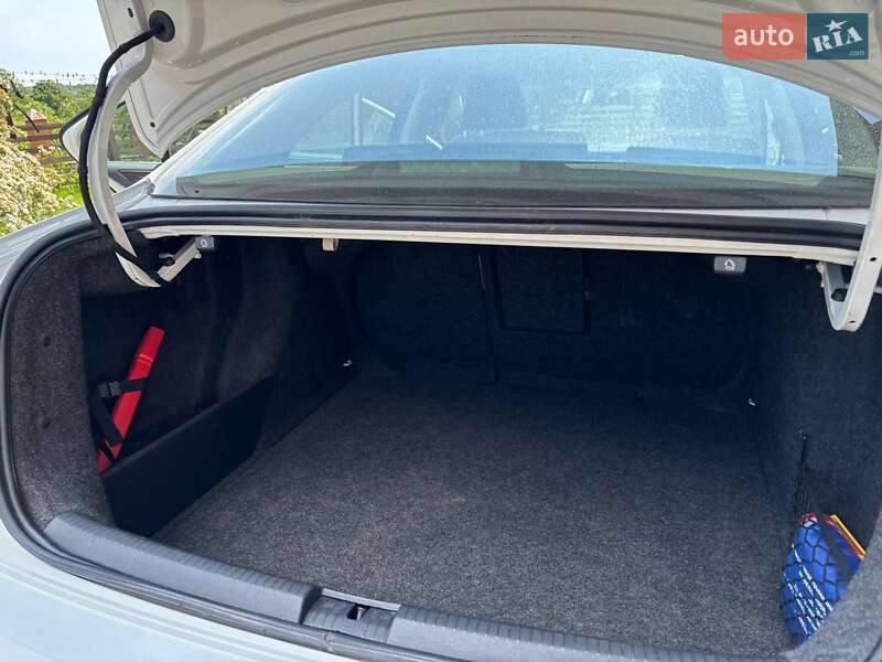 Седан Volkswagen Jetta 2016 в Калуше
