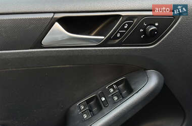 Седан Volkswagen Jetta 2011 в 