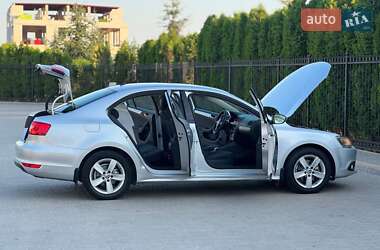 Седан Volkswagen Jetta 2011 в 