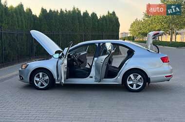 Седан Volkswagen Jetta 2011 в 