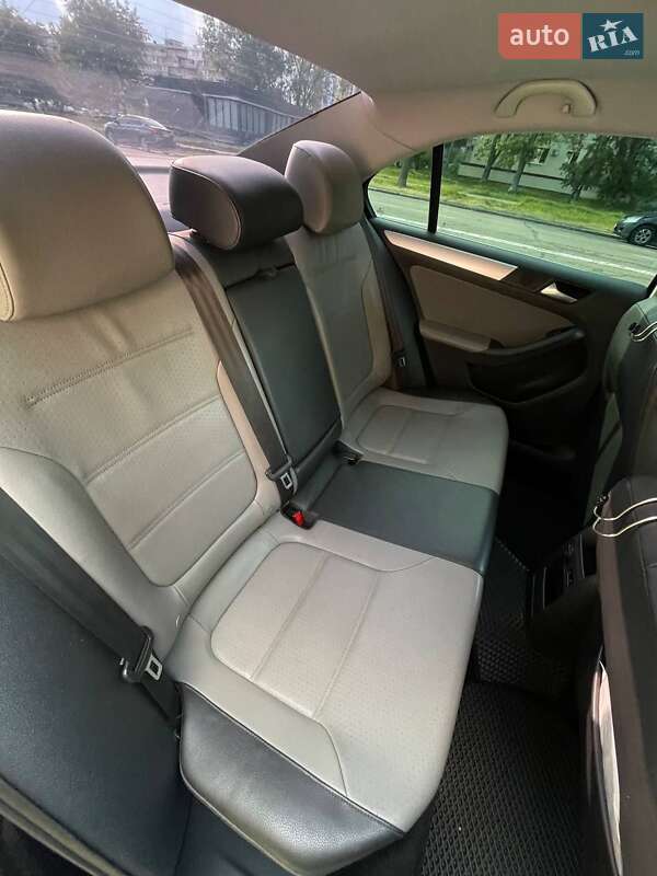 Седан Volkswagen Jetta 2012 в Києві