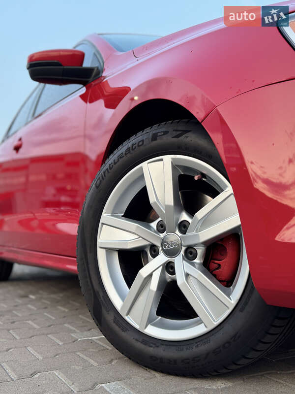 Седан Volkswagen Jetta 2012 в 