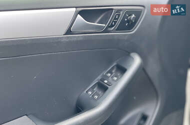 Седан Volkswagen Jetta 2012 в 