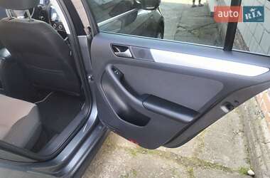 Седан Volkswagen Jetta 2013 в 