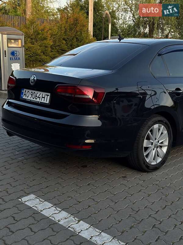 Седан Volkswagen Jetta 2016 в Ужгороді