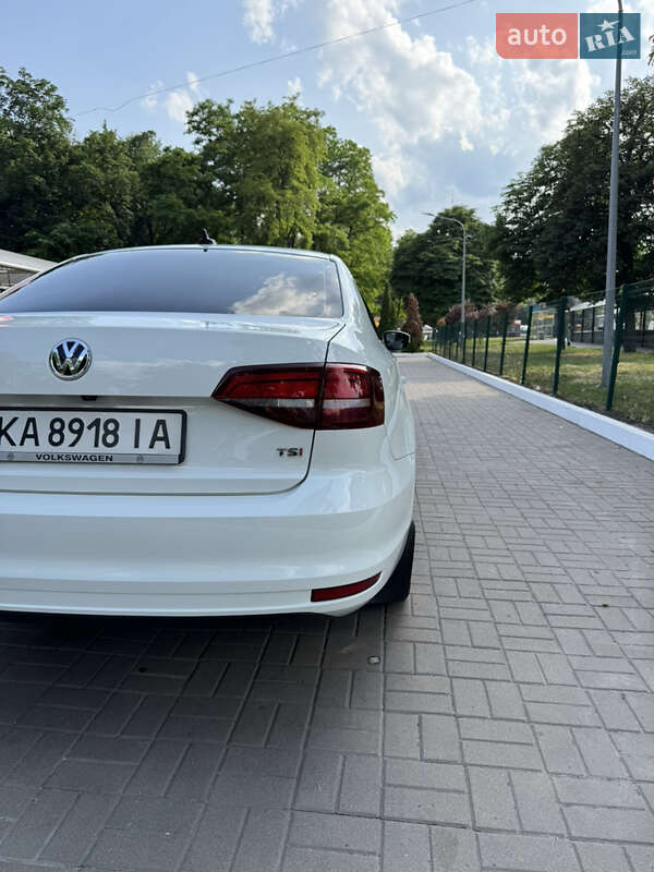 Седан Volkswagen Jetta 2016 в Киеве