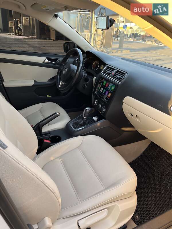 Седан Volkswagen Jetta 2012 в Львове