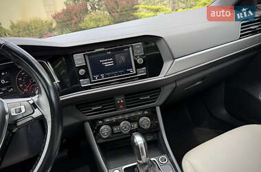 Седан Volkswagen Jetta 2019 в 