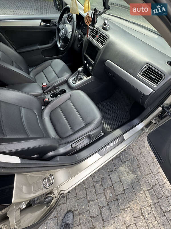 Седан Volkswagen Jetta 2013 в Житомире