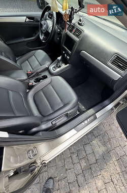 Седан Volkswagen Jetta 2013 в 