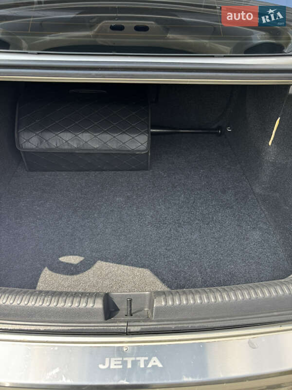 Седан Volkswagen Jetta 2013 в Житомире