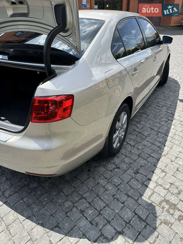 Седан Volkswagen Jetta 2013 в Житомире