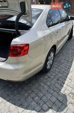 Седан Volkswagen Jetta 2013 в 
