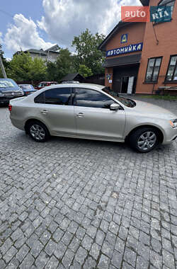 Седан Volkswagen Jetta 2013 в 