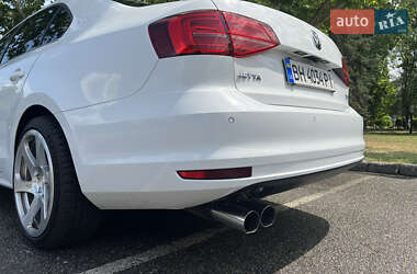 Седан Volkswagen Jetta 2015 в 