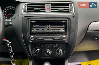 Седан Volkswagen Jetta 2013 в 