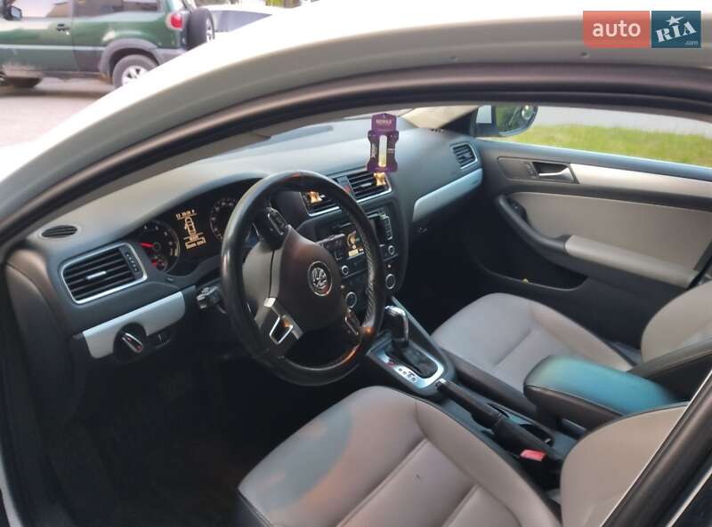 Седан Volkswagen Jetta 2012 в Тернополі