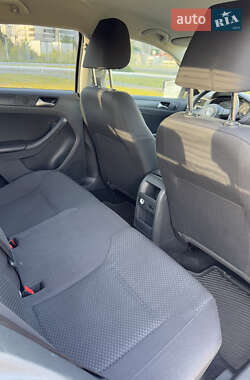 Седан Volkswagen Jetta 2013 в 