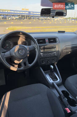 Седан Volkswagen Jetta 2013 в 