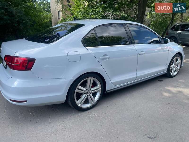 Седан Volkswagen Jetta 2016 в Львові