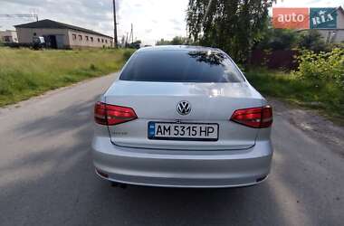 Седан Volkswagen Jetta 2015 в 