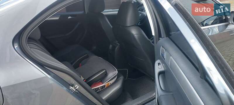 Седан Volkswagen Jetta 2014 в Івано-Франківську