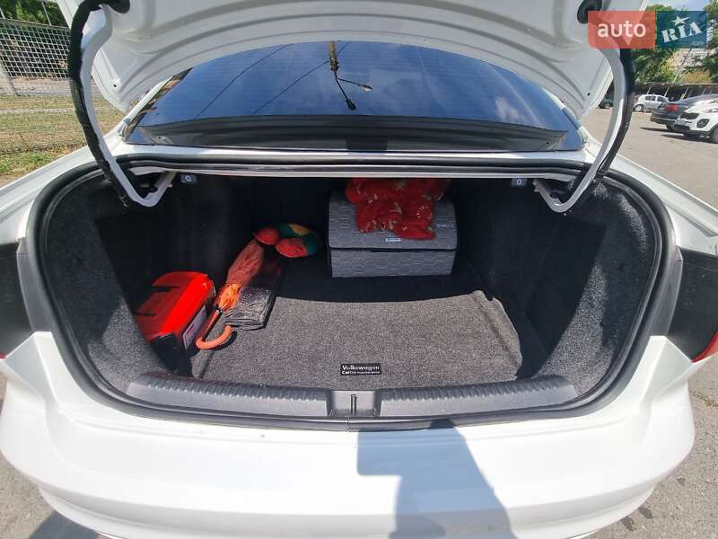 Седан Volkswagen Jetta 2015 в Дніпрі