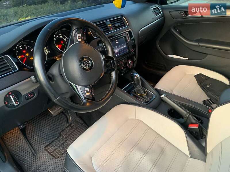 Седан Volkswagen Jetta 2015 в Дніпрі