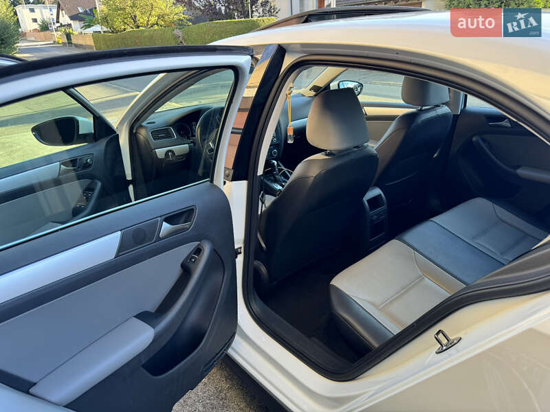 Седан Volkswagen Jetta 2013 в Києві