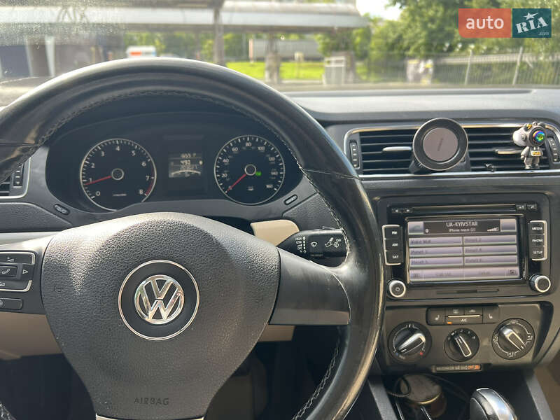 Седан Volkswagen Jetta 2013 в Львові
