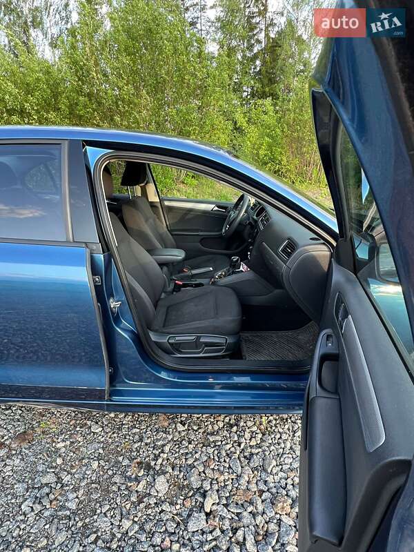 Седан Volkswagen Jetta 2016 в Львові