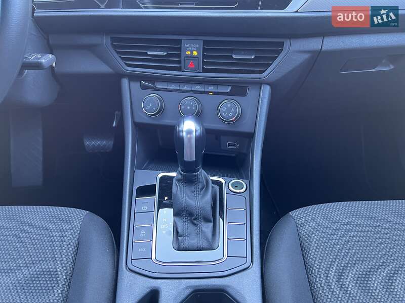 Седан Volkswagen Jetta 2019 в Львові