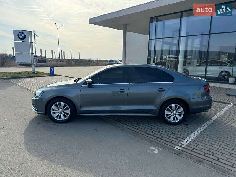 Седан Volkswagen Jetta 2016 в Ужгороде
